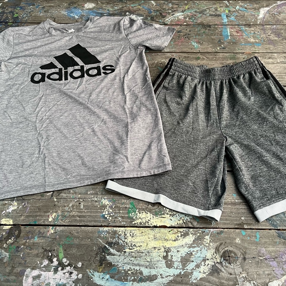 Boys Adidas Shirt & Shorts, Size Large Youth